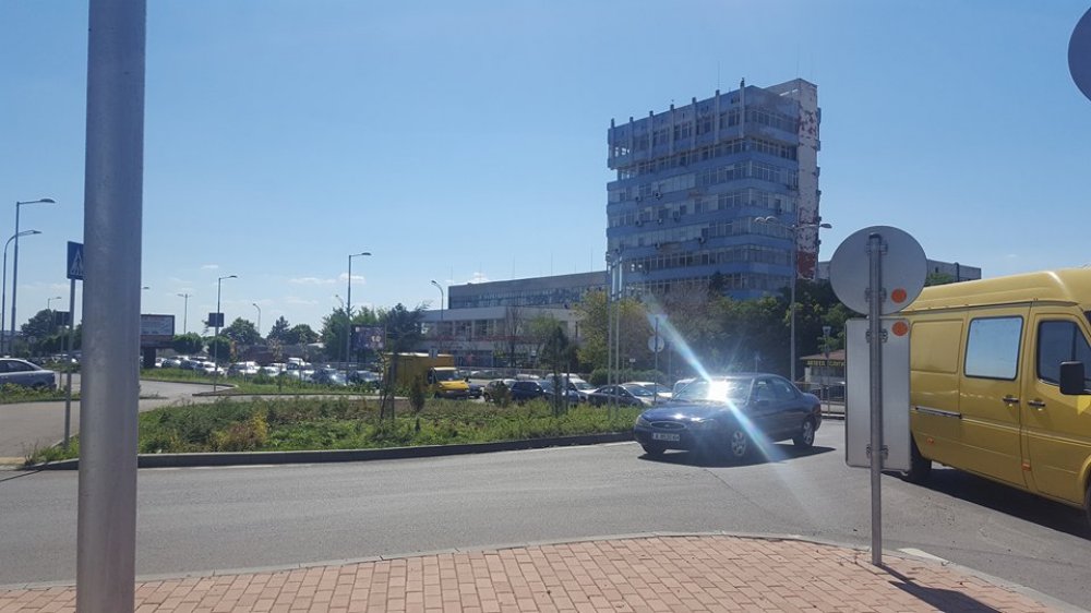 Автобус предизвика огромно задръстване на кръгово кръстовище в Бургас (снимки)  - E-Burgas.com