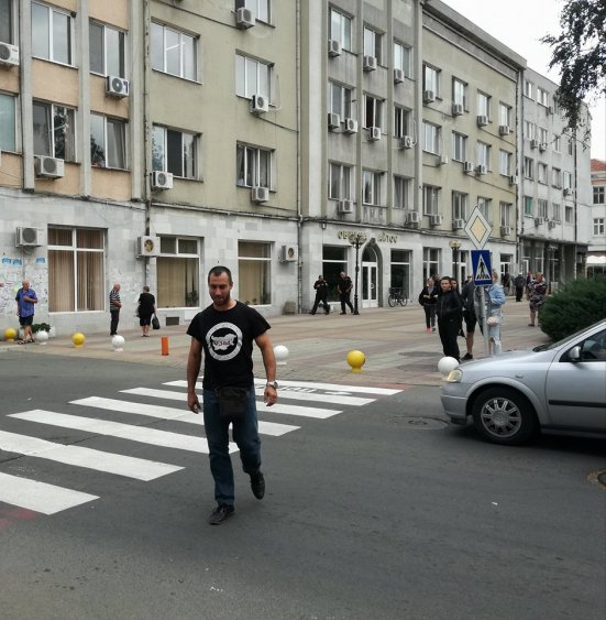 Полицията задържа за кратко Стефан Машината, шепа протестиращи в Айтос (видео)  - E-Burgas.com