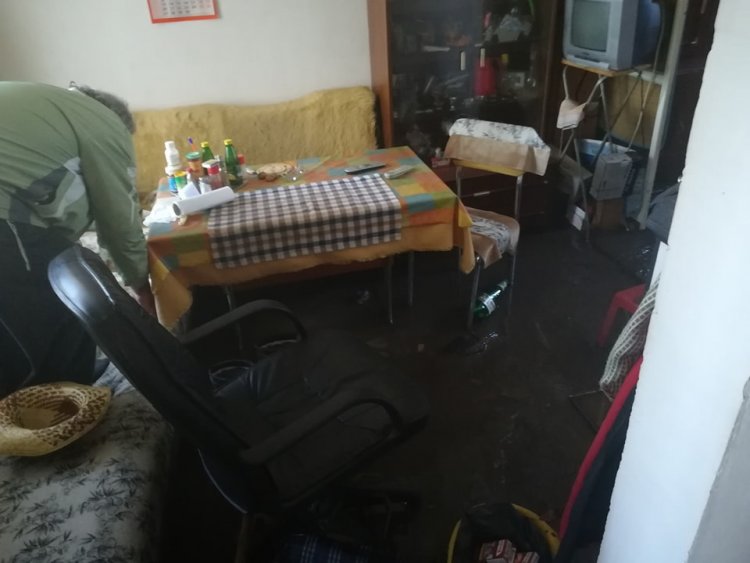 След потопа в Бургаско - сълзи поят тинята в разрухата на хората (Снимки) - E-Burgas.com