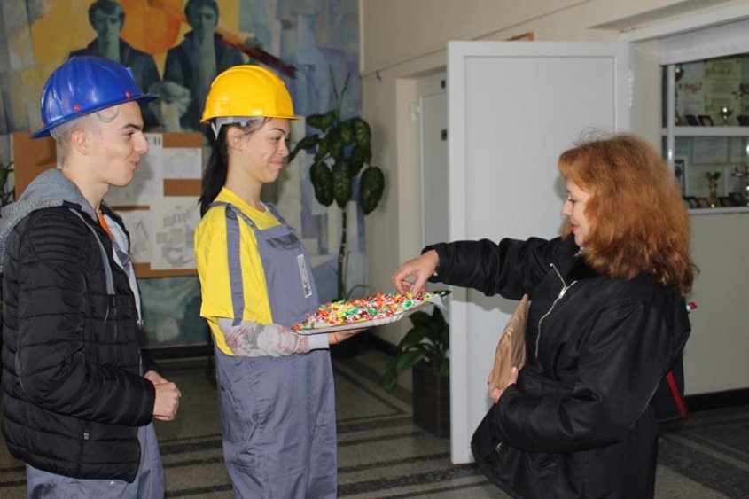 Майстори раздават бонбони с късмети в Строителния техникум (Снимки) - E-Burgas.com