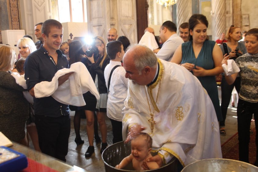 50 бебета станаха християни със Свето кръщене в Бургас (видео)  - E-Burgas.com
