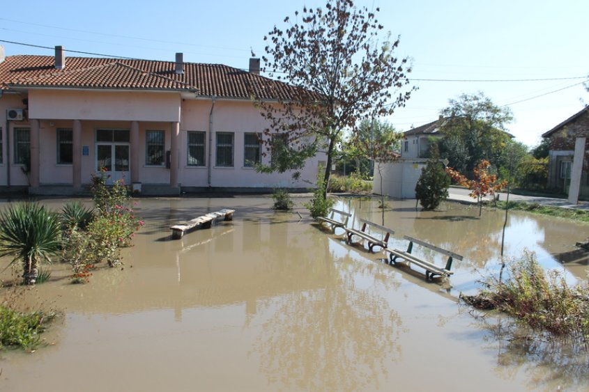 Кметството в Равнец - като самотен остров в море от кал (снимки)  - E-Burgas.com
