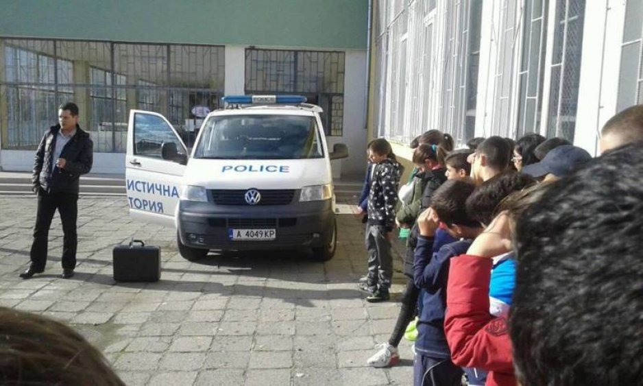 Старши експерт Галин Байкушев показа на децата в Долно Езерово как се разкриват престъпления (Снимки) - E-Burgas.com