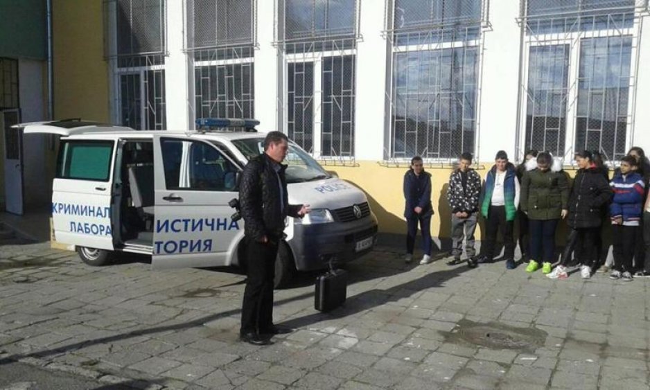 Старши експерт Галин Байкушев показа на децата в Долно Езерово как се разкриват престъпления (Снимки) - E-Burgas.com