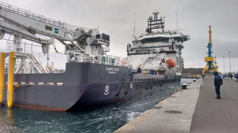 Супер модерен сондажен кораб акостира в Бургас /снимки, видео/ - E-Burgas.com