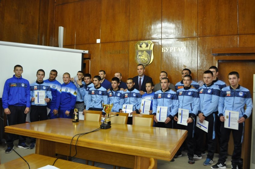 Кметът Димитър Николов поздрави лично бургаските борци с медали от държавно - E-Burgas.com