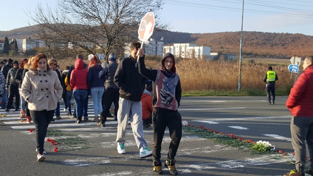 Жителите на Атия излязоха на пътя: Тук е нещо страшно! Всеки ден играем руска рулетка (Снимки) - E-Burgas.com