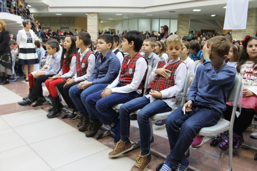 Те са бъдещето: Наградиха най-успешните ученици в Бургас през 2017 година (снимки)  - E-Burgas.com