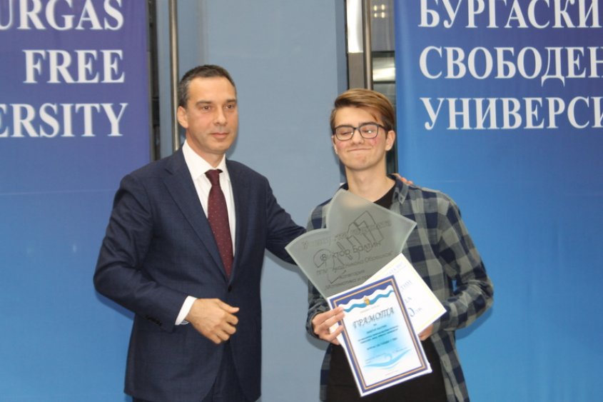 Те са бъдещето: Наградиха най-успешните ученици в Бургас през 2017 година (снимки)  - E-Burgas.com