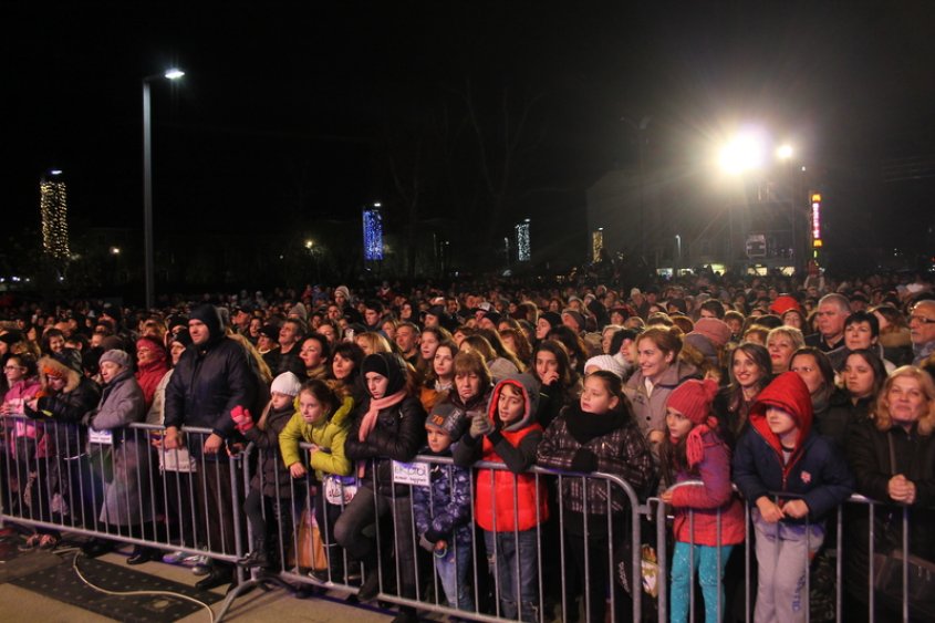 Бургас празнува! Хиляди видяха как грейна елхата на Никулден! (видео) - E-Burgas.com