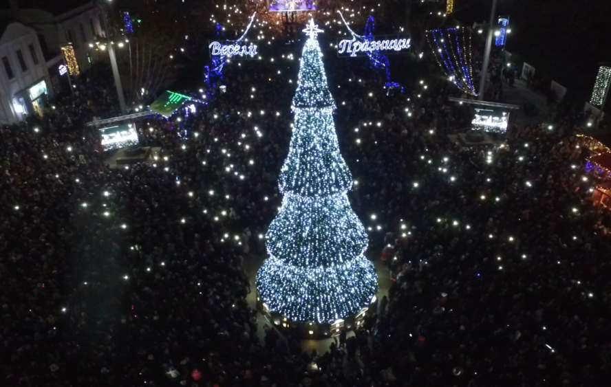 Бургас празнува! Хиляди видяха как грейна елхата на Никулден! (видео) - E-Burgas.com