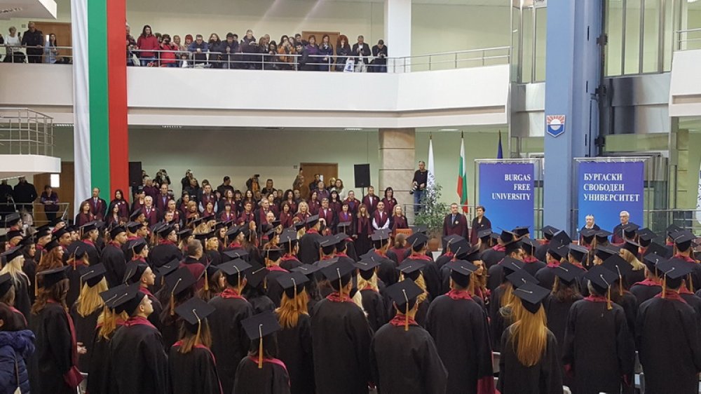 300 абсолвенти от Випуск 2017 получиха дипломите си в БСУ (Снимки) - E-Burgas.com
