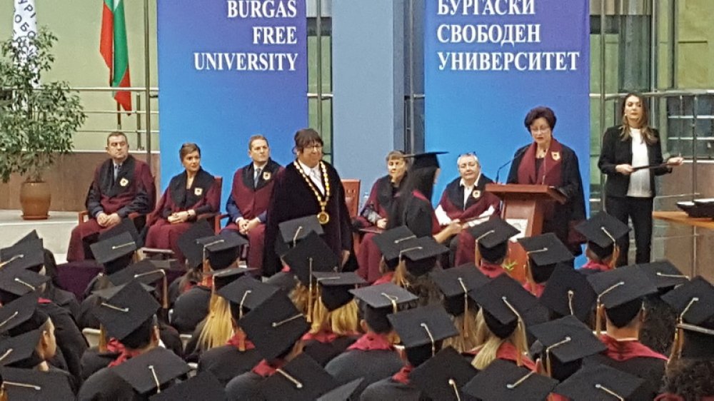 300 абсолвенти от Випуск 2017 получиха дипломите си в БСУ (Снимки) - E-Burgas.com