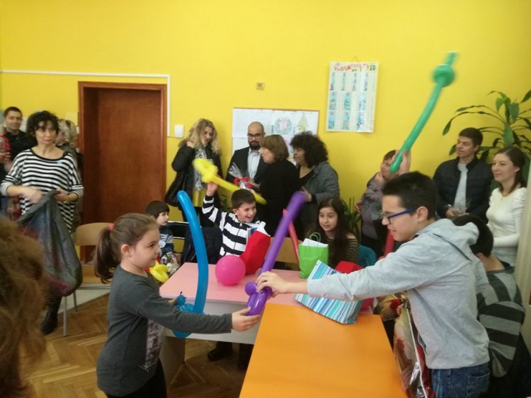 Деца със СОП в Бургас бяха зарадвани с коледно парти (Снимки) - E-Burgas.com