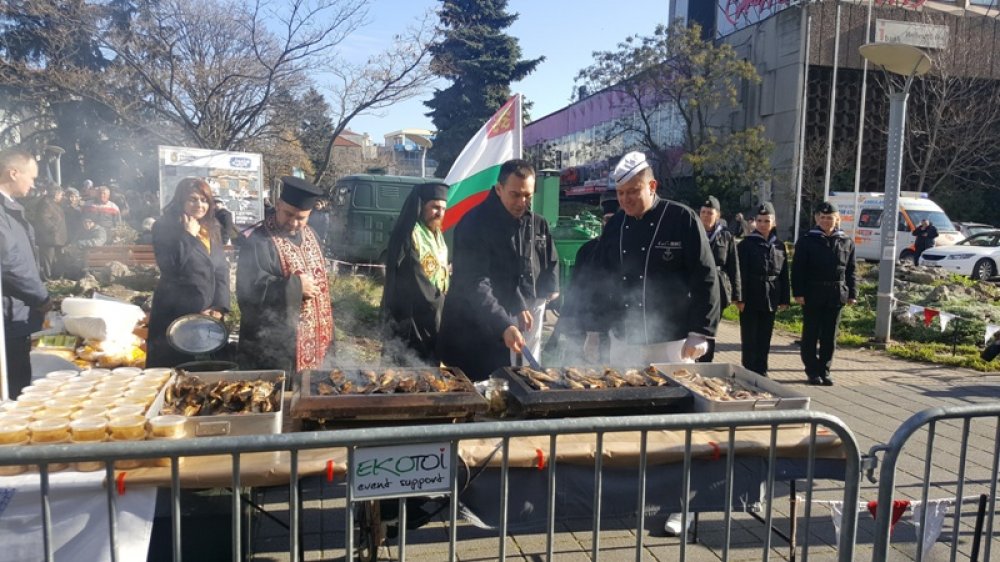 Хиляди бургазлии празнуват в никулденското градче до Часовника (Снимки и видео) - E-Burgas.com