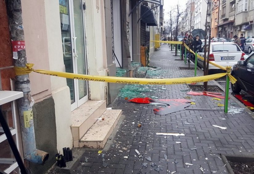 Ето пораженията от мощния взрив в Бургас тази нощ (Снимки) - E-Burgas.com