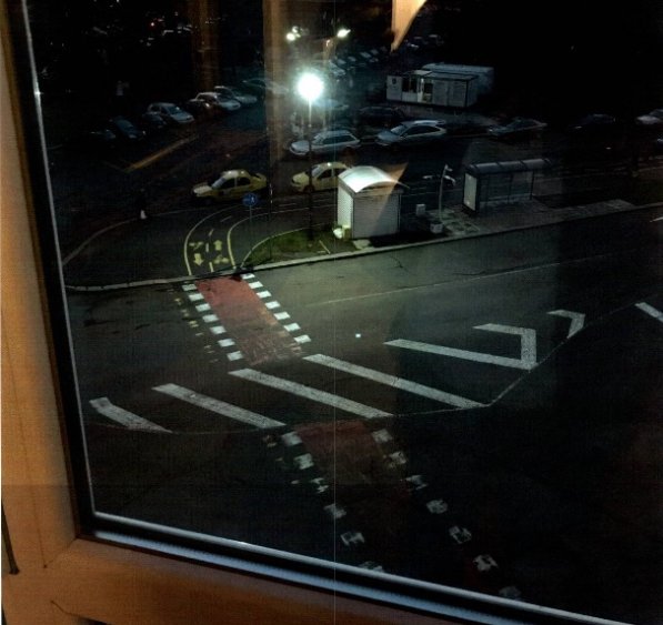 Бургазлия въстана срещу улична лампа в „Зорница”, повече осветява дома му отколкото пешеходна пътека  (Снимки) - E-Burgas.com