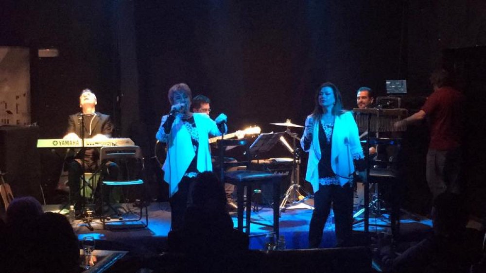 Тоника Домини изнесоха едночасов концерт за най-големите си почитатели (Снимки) - E-Burgas.com