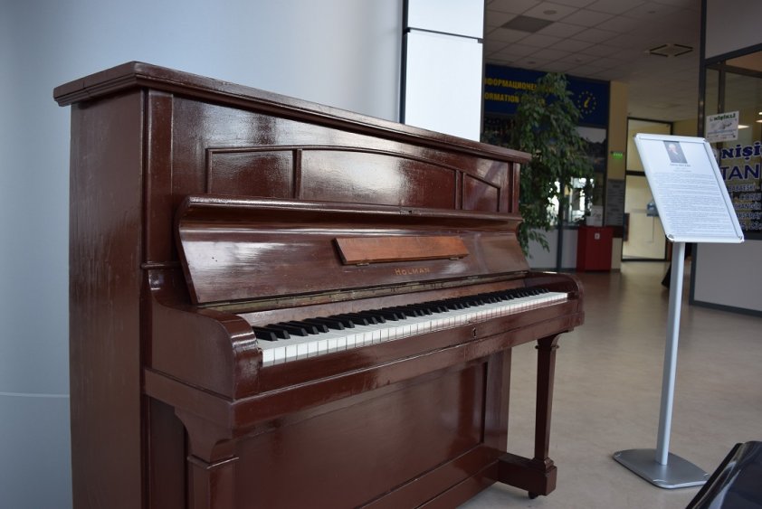 Мелодии от старинно пиано посрещат пътниците на Автогара Юг (Снимки) - E-Burgas.com