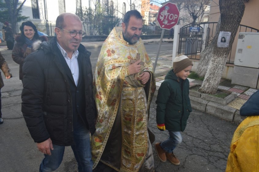 Никола Бинев от Китен най-бързо стигна до кръста в Приморско (Снимки) - E-Burgas.com