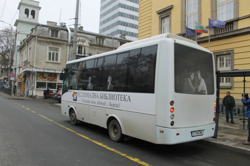 Яворов, Вазов, Фотев и Дубарова се возят на автобус в Бургас (снимки)  - E-Burgas.com