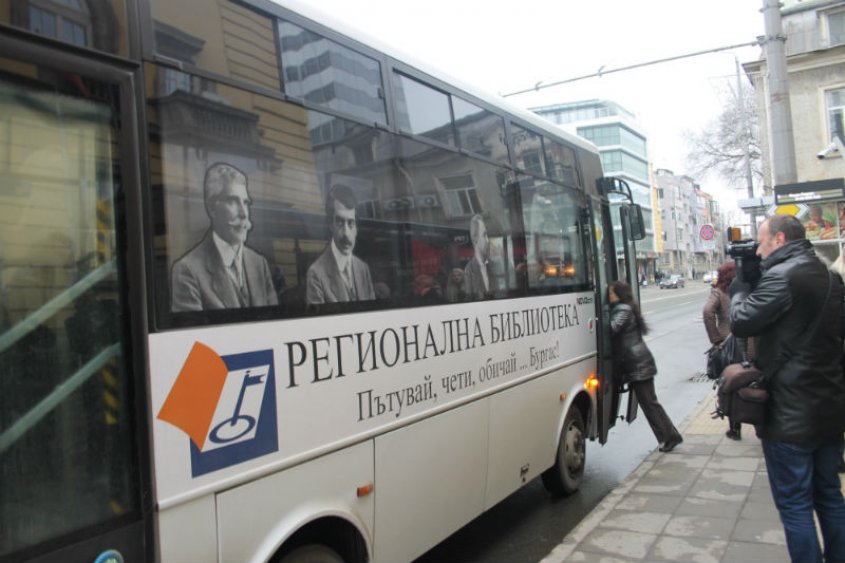 Яворов, Вазов, Фотев и Дубарова се возят на автобус в Бургас (снимки)  - E-Burgas.com