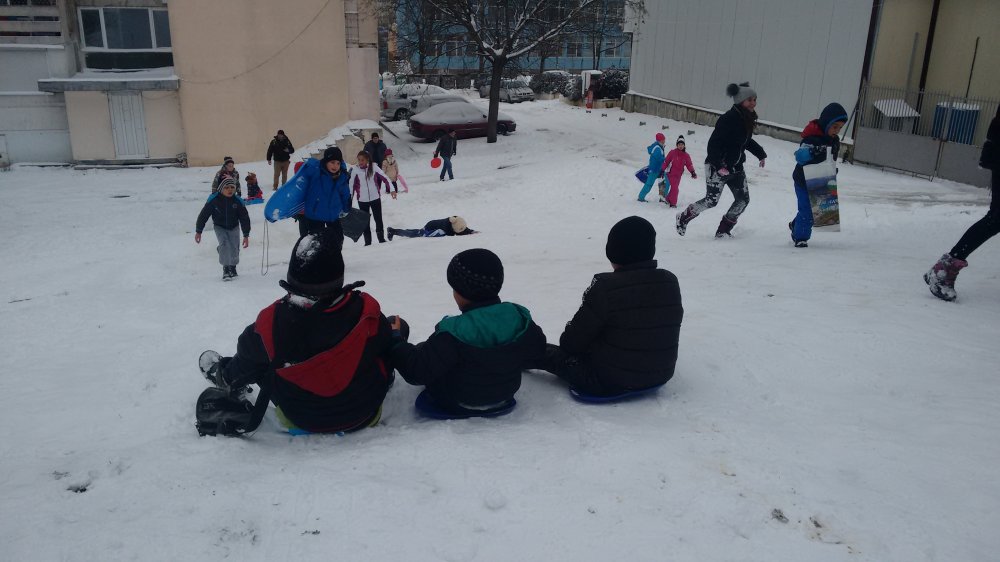 Децата в Бургас направиха пързалки в снега    - E-Burgas.com