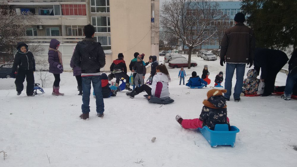 Децата в Бургас направиха пързалки в снега    - E-Burgas.com