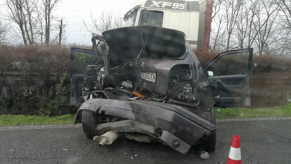 Кола се заби в ментинелата на пътя Созопол-Бургас (снимки) - E-Burgas.com