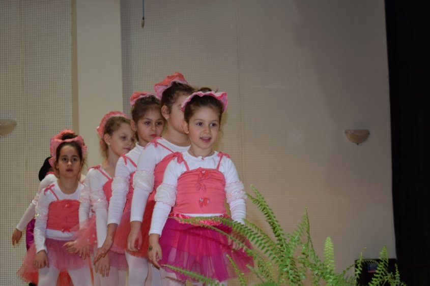 Деца от Приморско направиха концерт за Деня на жената - E-Burgas.com