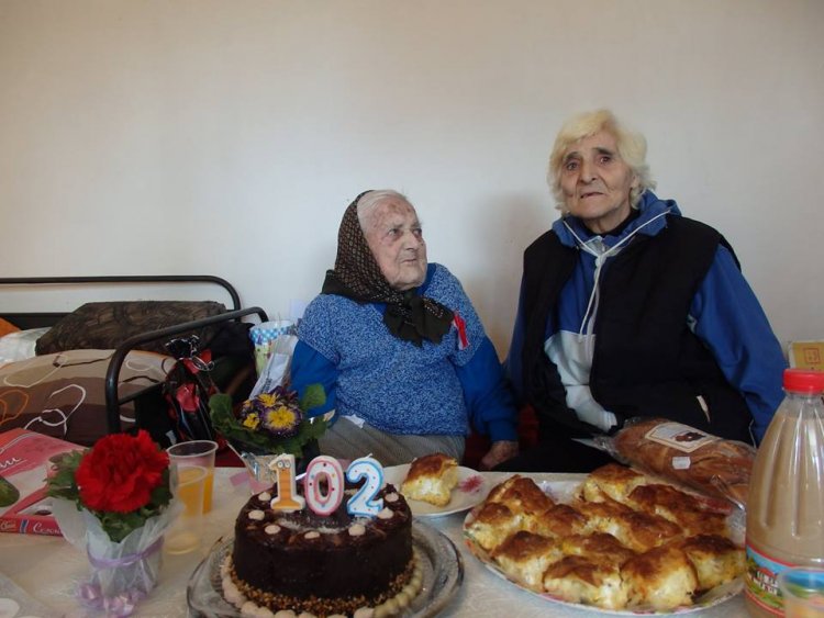 Баба Джена от Карнобат навърши 102 години. Най-възрастната жена в Карнобат мечтае за правнуче  - E-Burgas.com