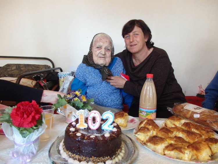 Баба Джена от Карнобат навърши 102 години. Най-възрастната жена в Карнобат мечтае за правнуче  - E-Burgas.com