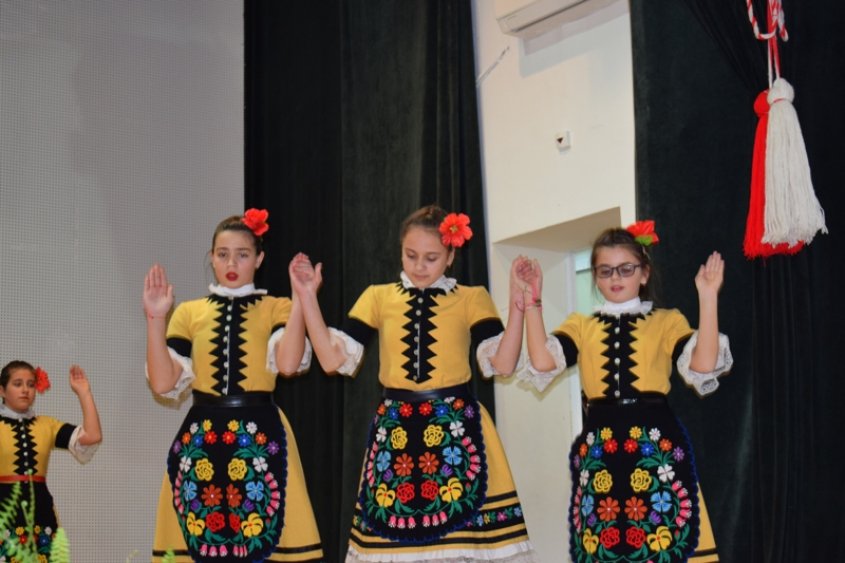 Деца от Приморско направиха концерт за Деня на жената - E-Burgas.com
