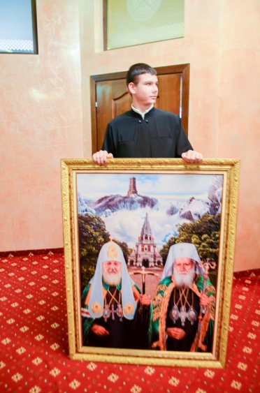 Руският Патриарх Кирил и Българският Патриарх Неофит получиха оригинален подарък по време на официален обяд в Парк-Хотел 