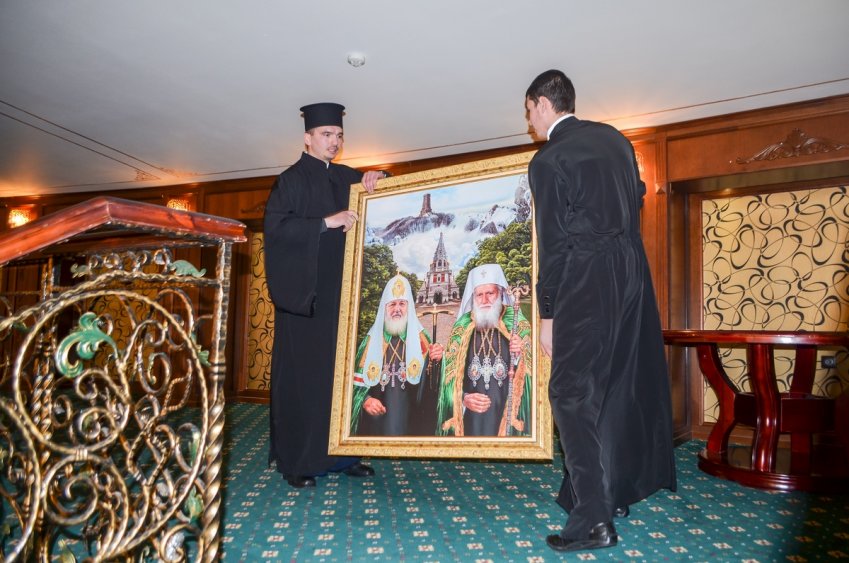 Руският Патриарх Кирил и Българският Патриарх Неофит получиха оригинален подарък по време на официален обяд в Парк-Хотел 