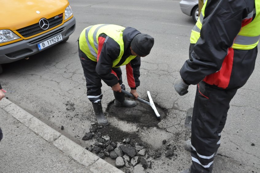 Джет патчър кърпи най-големите дупки по улиците в Бургас (снимки)  - E-Burgas.com