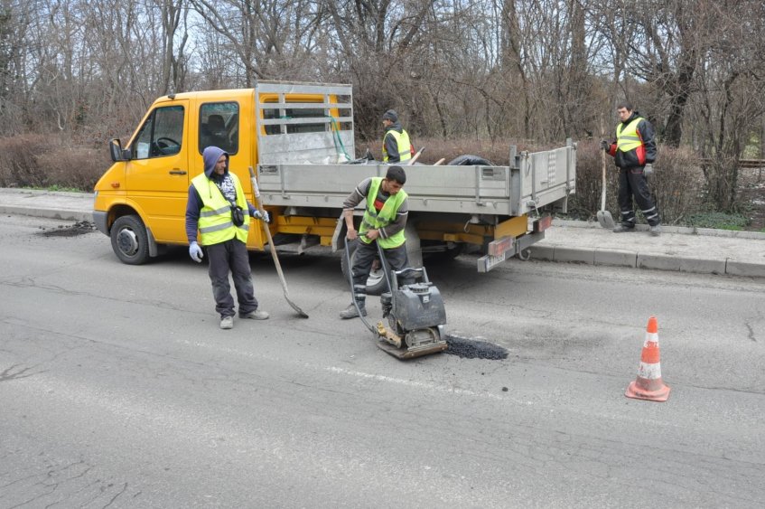 Джет патчър кърпи най-големите дупки по улиците в Бургас (снимки)  - E-Burgas.com