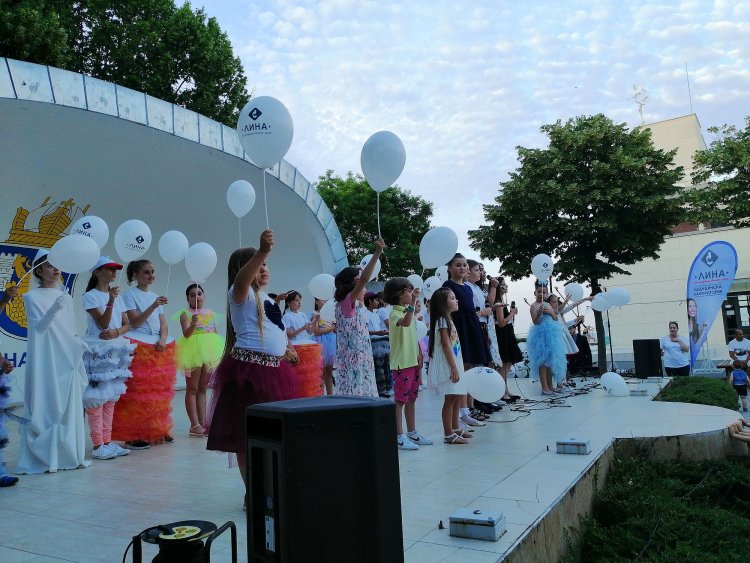 Лаборатория „ЛИНА” зарадва стотици малчугани с концерт, кани всички деца на театър идната седмица - E-Burgas.com