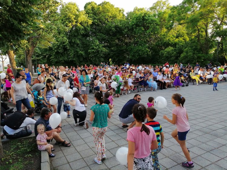 Лаборатория „ЛИНА” зарадва стотици малчугани с концерт, кани всички деца на театър идната седмица - E-Burgas.com