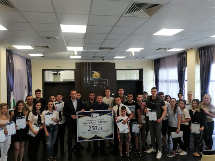 Бургаски ученици получиха стипендии от конкурса „Учи, работи, спечели“  - E-Burgas.com