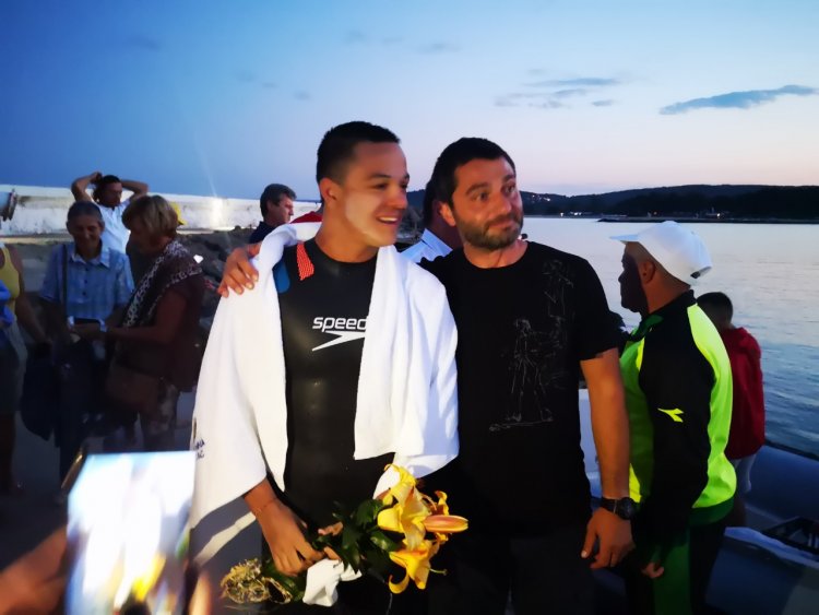 Цанко Цанков влезе в историята! След 14 часа в морето той преплува Бургаския залив - E-Burgas.com