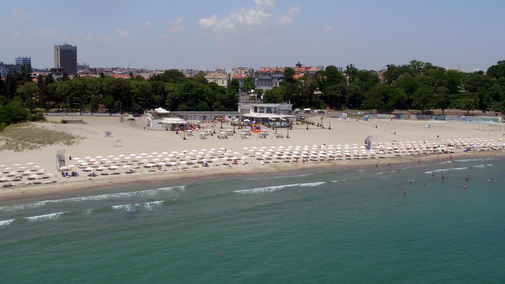 Фотооко: И Бургаският плаж оскъден на плажуващи (Снимки) - E-Burgas.com