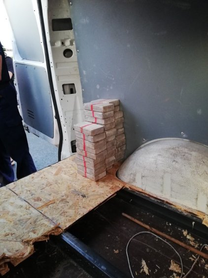 Удар на полицията в Бургас! Задържаха 55 кг. хероин при случайна проверка (снимки)  - E-Burgas.com