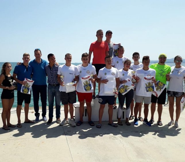 57 маратонци плуваха от острова до моста, двама споделиха първото място - E-Burgas.com