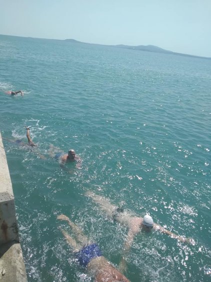 57 маратонци плуваха от острова до моста, двама споделиха първото място - E-Burgas.com