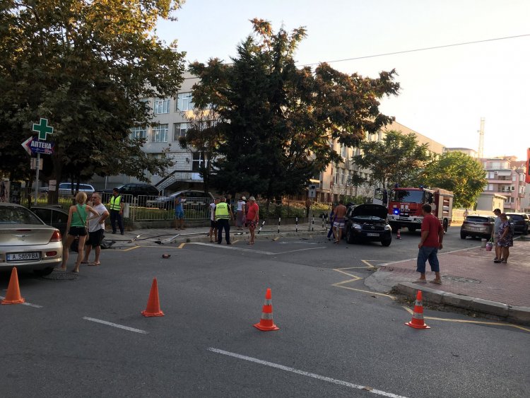 Два автомобила се помляха в центъра на Поморие, има пострадали (снимки) - E-Burgas.com