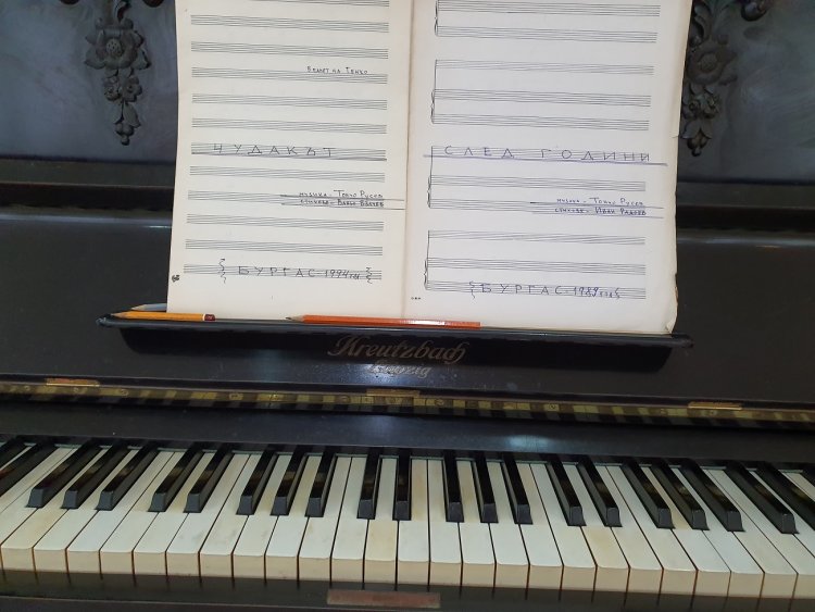Пианото на големия Тончо Русев от днес отново ще звучи в Бургас (снимки+видео) - E-Burgas.com