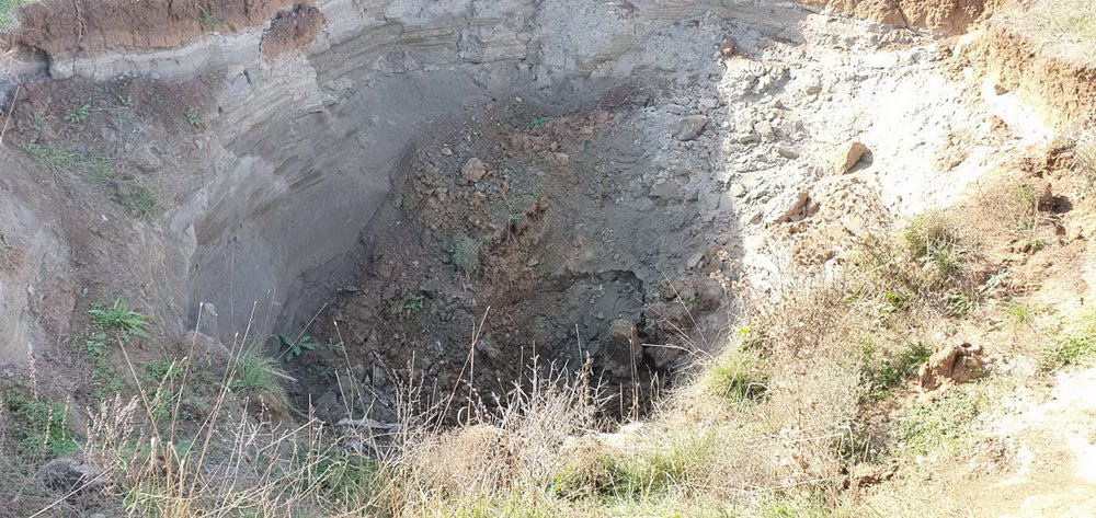 Цъка ли нова еко бомба край Атия? Подпочвени води отварят дълбоки ями, деца си правят опасни селфита - E-Burgas.com