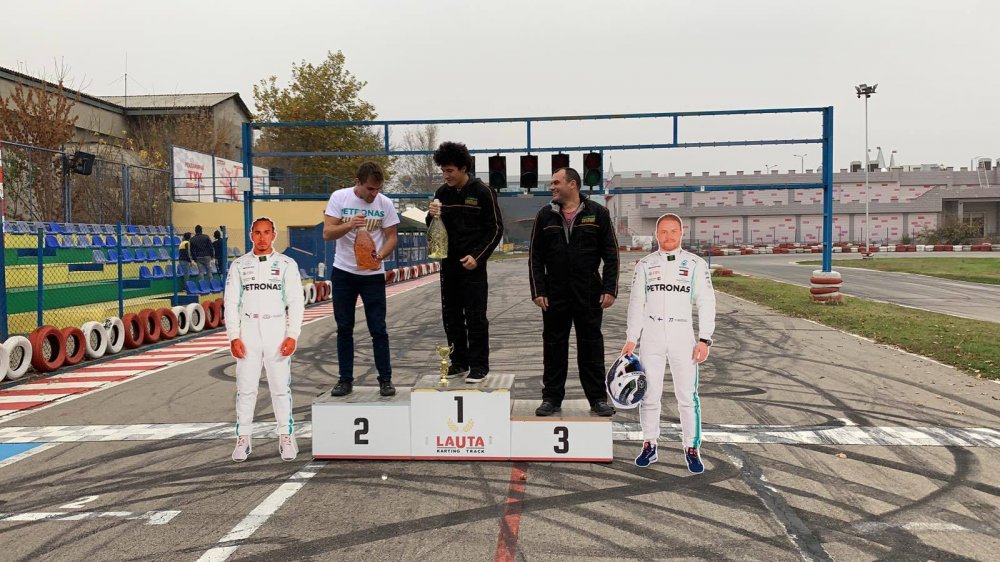 Дара Екимова на една сцена с пилотите на Формула 1 Луис Хамилтън и Валтери Ботас - E-Burgas.com