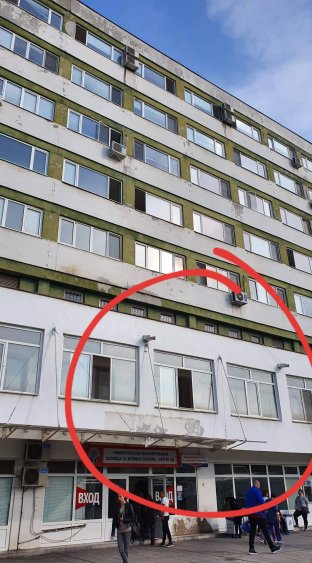 Падналият от 5-ия етаж на УМБАЛ-Бургас мъж е жив, но в критично състояние - E-Burgas.com